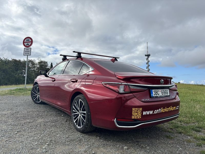 Lexus ES 300h (2023) - fotka 13 z 20