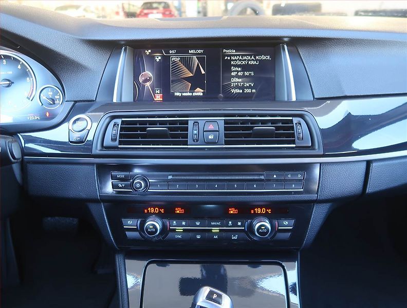 BMW Řada 5 (2016) 520d xDrive, 4X4, Automat - fotka 12 z 20