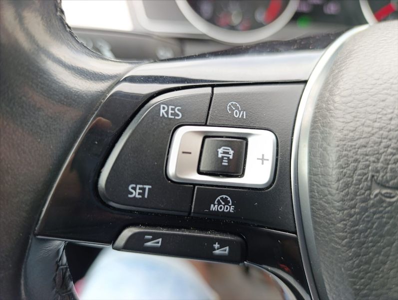 Volkswagen Passat 1,6 TDi Aut.klima Navi Kamera - fotka 28 z 34