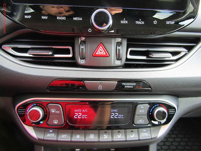 Hyundai i30 (2023) 1.5 DPi, 1.maj,ČR, Navi, AC - fotka 18 z 22