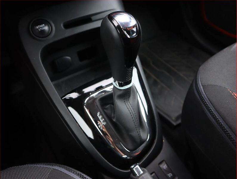Renault Captur (2014) 1.2 TCe, Automat, Serv.kniha - fotka 13 z 17