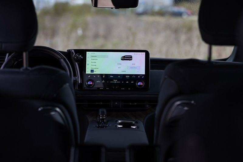 Lexus LM 350h  350H 2,5 HEV LUXURY 7 MÍST - fotka 36 z 44