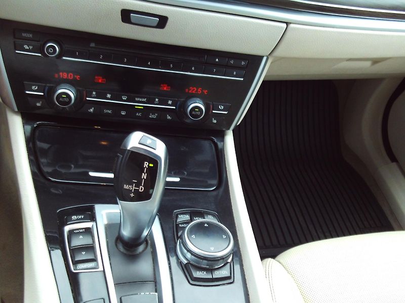 BMW Řada 5 530d xDrive - fotka 14 z 14
