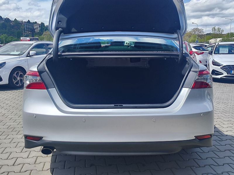 Toyota Camry 2.5 HEV/160kW Executive e-CVT - fotka 9 z 35