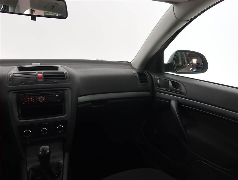 Škoda Octavia (2011) Ambiente 1.6, servisované - fotka 8 z 14