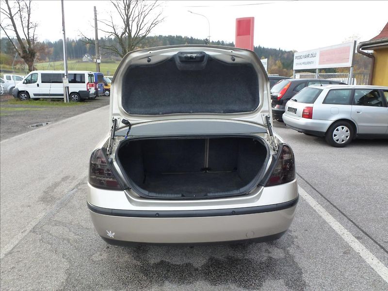 Ford Mondeo 2,5 i V6 24V Ghia Automat - fotka 17 z 49