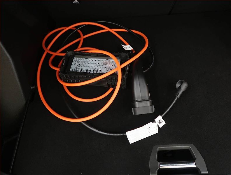 Peugeot 2008 (2022) Allure 50 kWh, SoH 90% - fotka 17 z 23