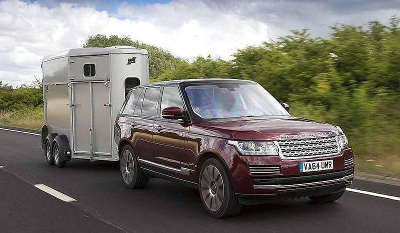 Land Rover vyvíjí kamerový systém, který umožní vidět skrz tažený přívěs nebo karavan.