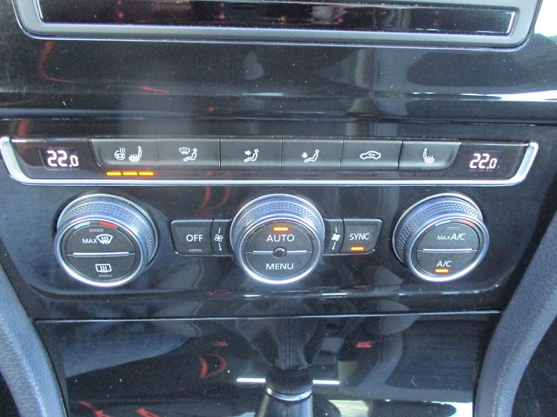 Volkswagen Golf 2.0TDi 110kW HIGHLINE L+Z PNEU - fotka 21 z 45