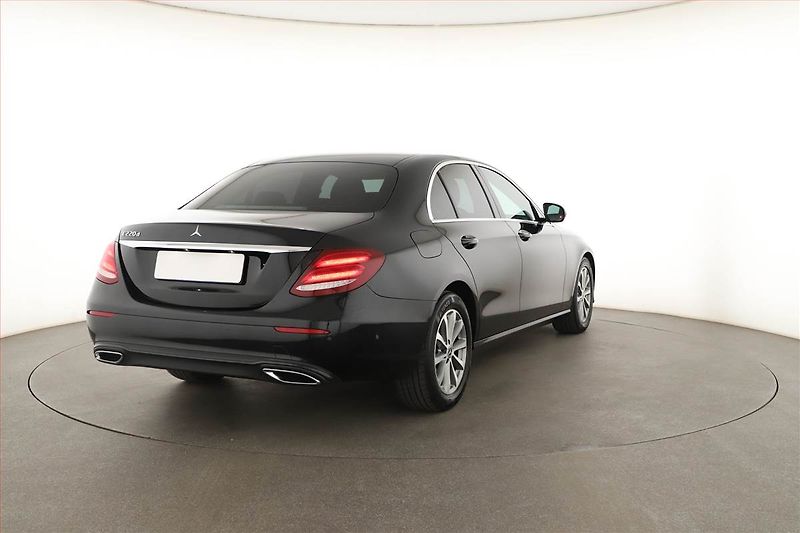 Mercedes-Benz Třídy E (2021) E 220 d - fotka 5 z 26