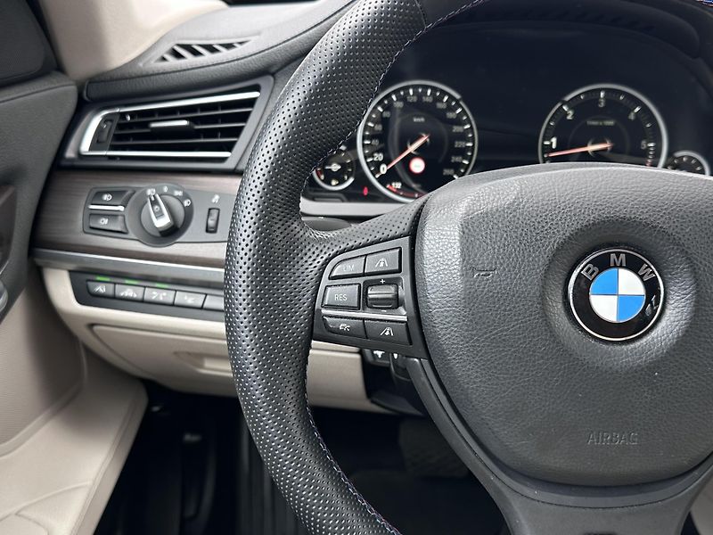 BMW Řada 7 730d  - fotka 11 z 24