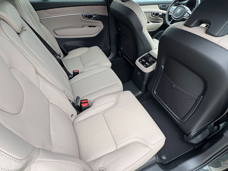 Volvo XC90 Plus Bright T8 299kW - fotka 17 z 26