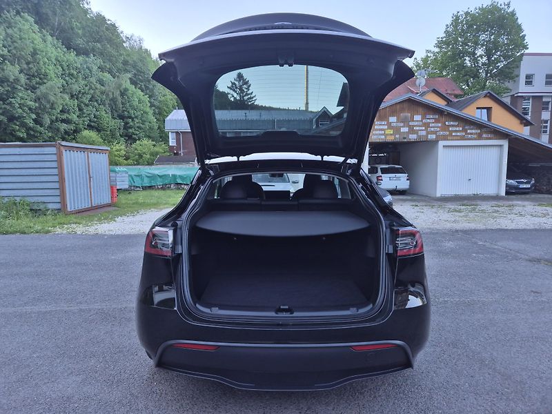 Tesla Model Y RWD 220kw 19ALU SOH 95% - fotka 14 z 49