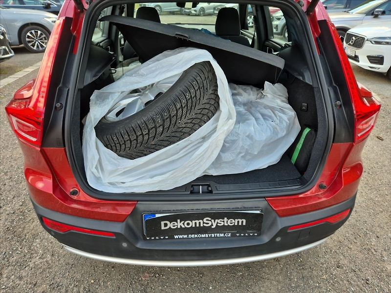 Volvo XC40 1,5 T2 FWD Momentum - fotka 10 z 18