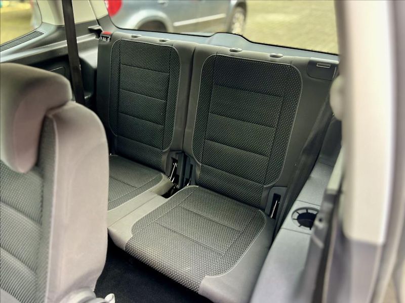 Volkswagen Touran 1,6 TDi / KLIMA / 7MÍST / DSG - fotka 14 z 39