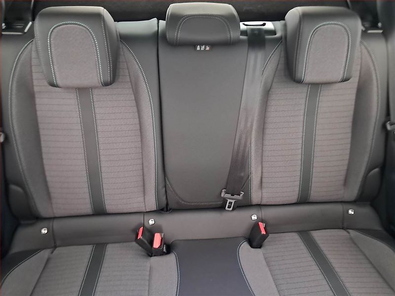 Peugeot 2008 (2022) Allure 50 kWh, SoH 90% - fotka 10 z 23