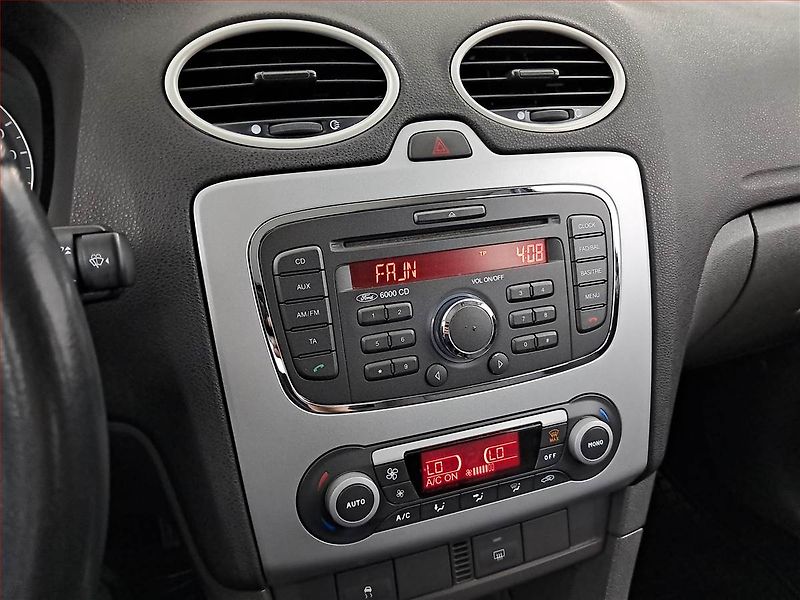 Ford Focus (2007) 1.6 16V, po STK, rezervace - fotka 12 z 17