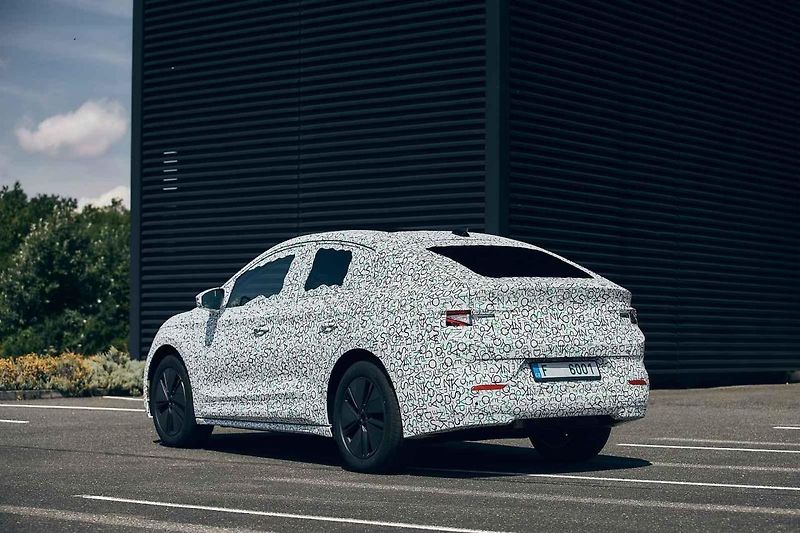 Vybraní motorističtí novináři již za sebou mají první testovací kilometry s Enyaqem iV Coupe