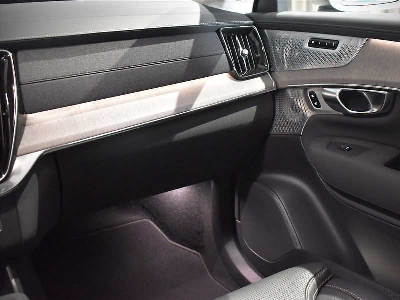 Volvo XC90 (2026) 2,0 B5  Ultra Bright - fotka 31 z 46