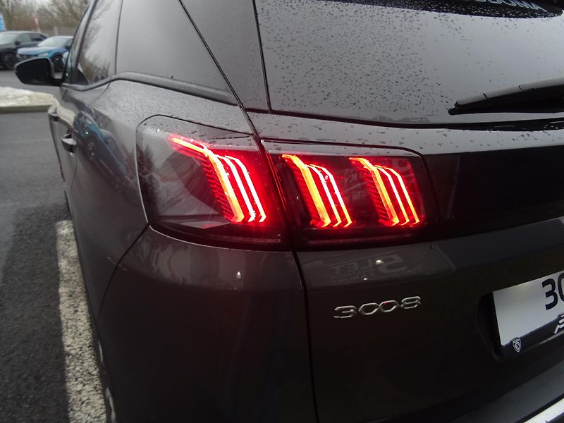 Peugeot 3008 (2022) ALLURE 1.5 BHDi S&S 130k EAT8 - fotka 14 z 73
