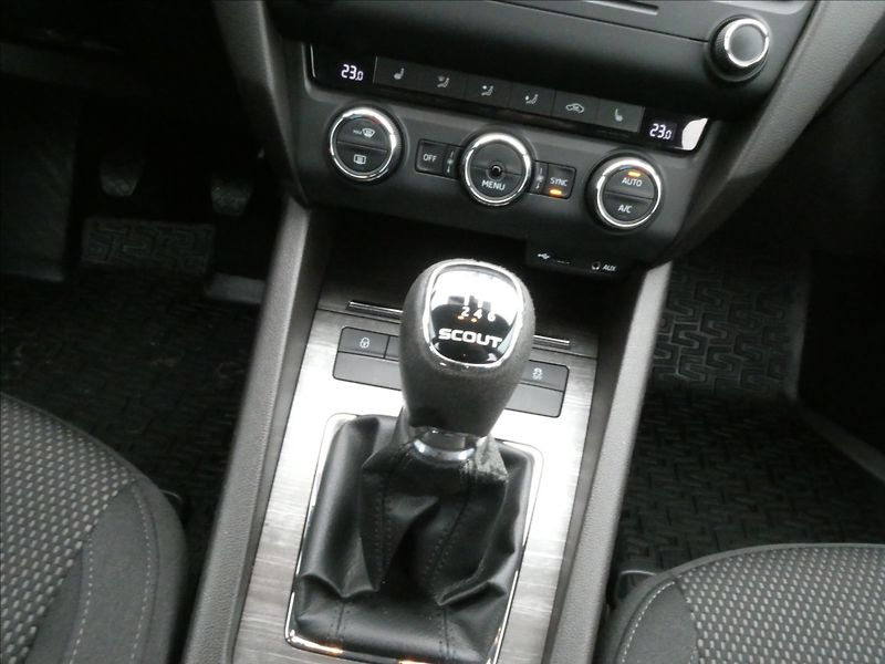 Škoda Octavia 2,0 TDi SCOUT,4x4,2x kola,DPH - fotka 27 z 37