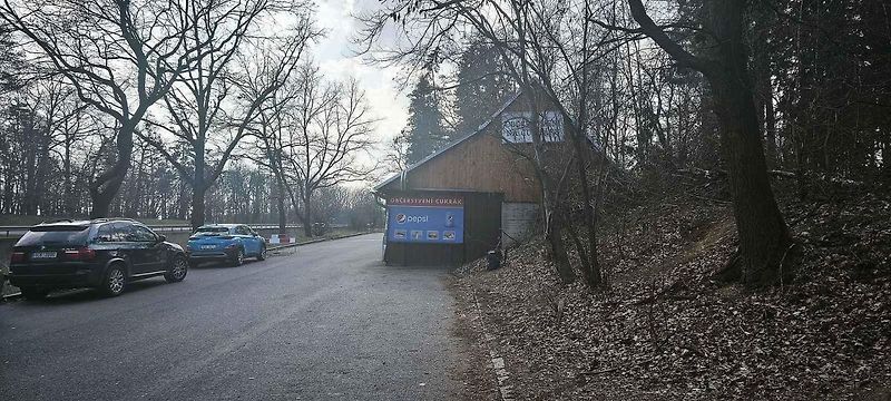 Na Cukrák jezdí milovníci retra za klobásou na papírovém tácku.