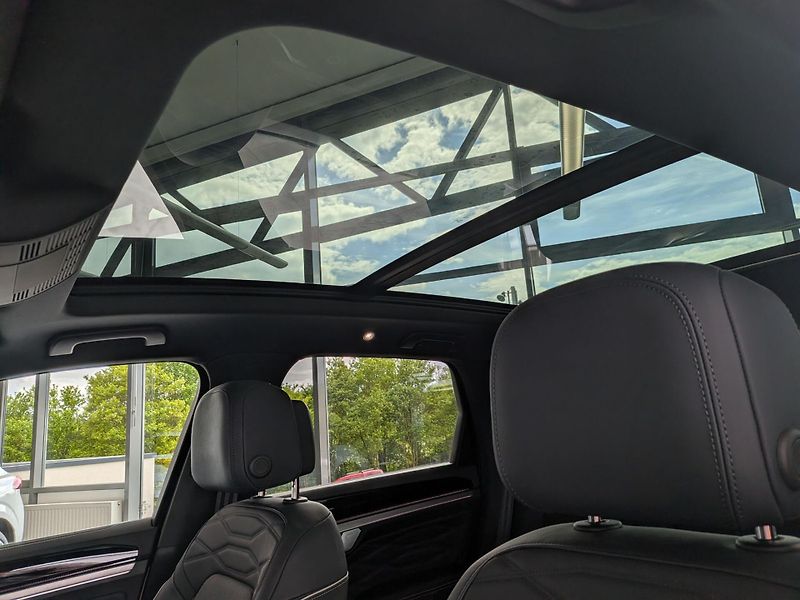 Volkswagen Touareg TDI 210kW R-Line HuD Pano NezT - fotka 11 z 24