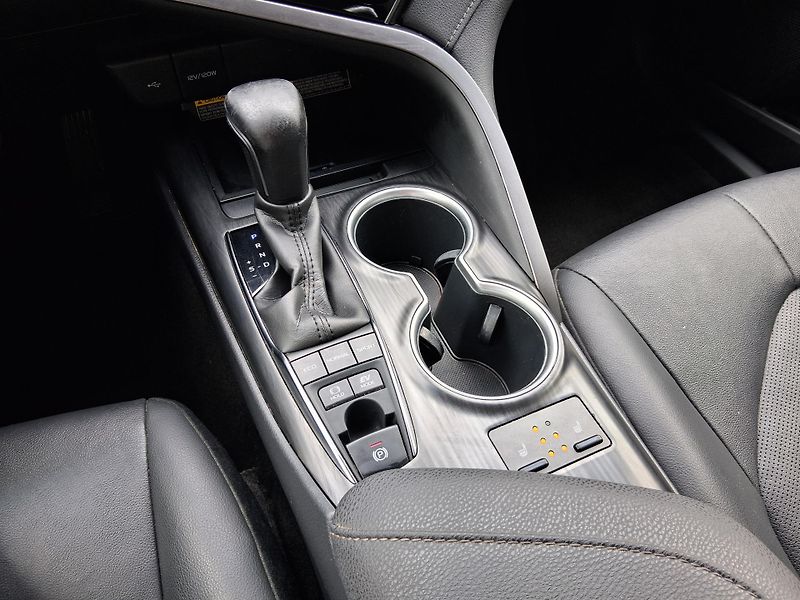 Toyota Camry EXECUTIVE 2.5 Hyb. 160 kW - fotka 19 z 31