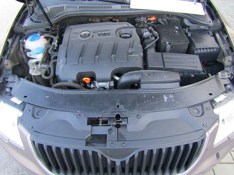Škoda Superb (2011) 1.6 TDI 77kW ZIMNÍ PNEU - fotka 31 z 32