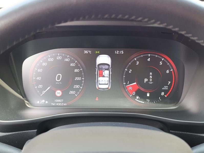 Volvo XC40 2.0 B4 AWD 145kW - fotka 21 z 33