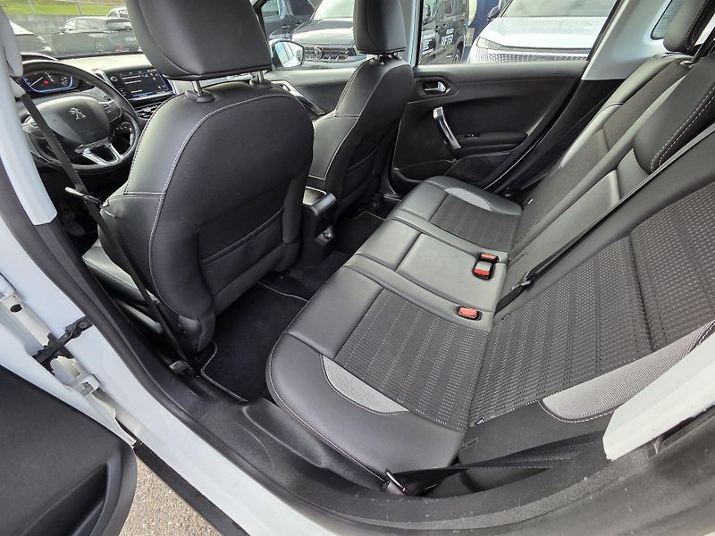 Peugeot 2008 (2017) 1.2 PT 110 ALLURE MAN5 - fotka 10 z 28
