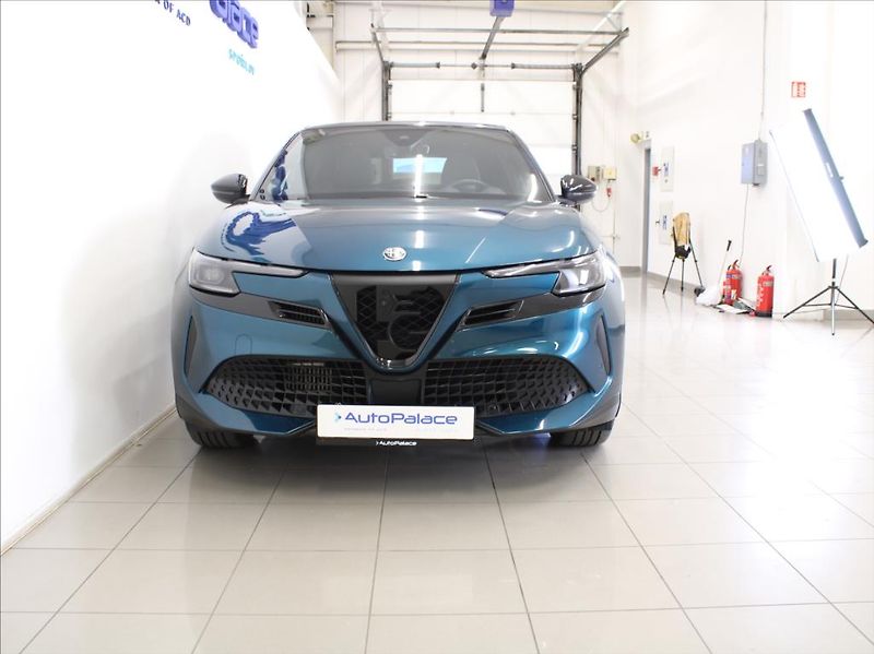 Alfa Romeo Junior 1,2 Hybrid 145k. Ti PANO. ČR - fotka 2 z 13