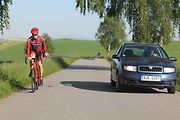 Takto názorně vypadá potřebná vzdálenost pro předjíždění cyklistů