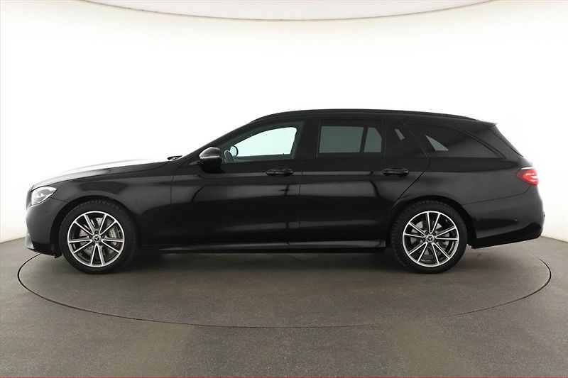 Mercedes-Benz Třídy E (2021) AMG Paket E 300 e 4MATIC - fotka 3 z 31