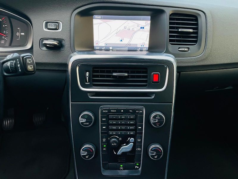 Volvo V60 2.0D3 5VÁLEC SERVISKA TAŽNÉ - fotka 36 z 45