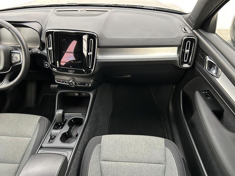 Volvo XC40 2.0  B4 Momentum Pro - fotka 20 z 31