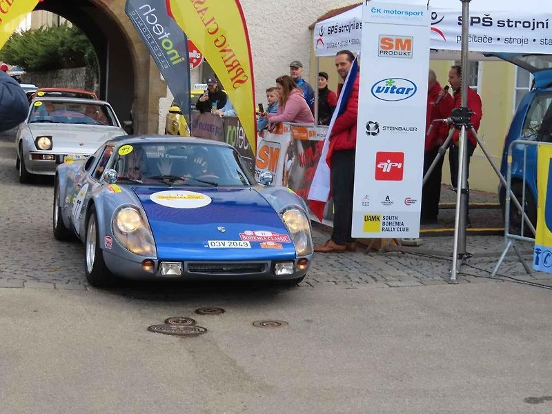 Michal a Jonáš Pavlíčkovi na startu. Rallye Spring Classic startovalo v sobotu 12. dubna dopoledne z jihočeského Tábora. Na trasu 231 kilometrů vyrazilo 100 posádek.