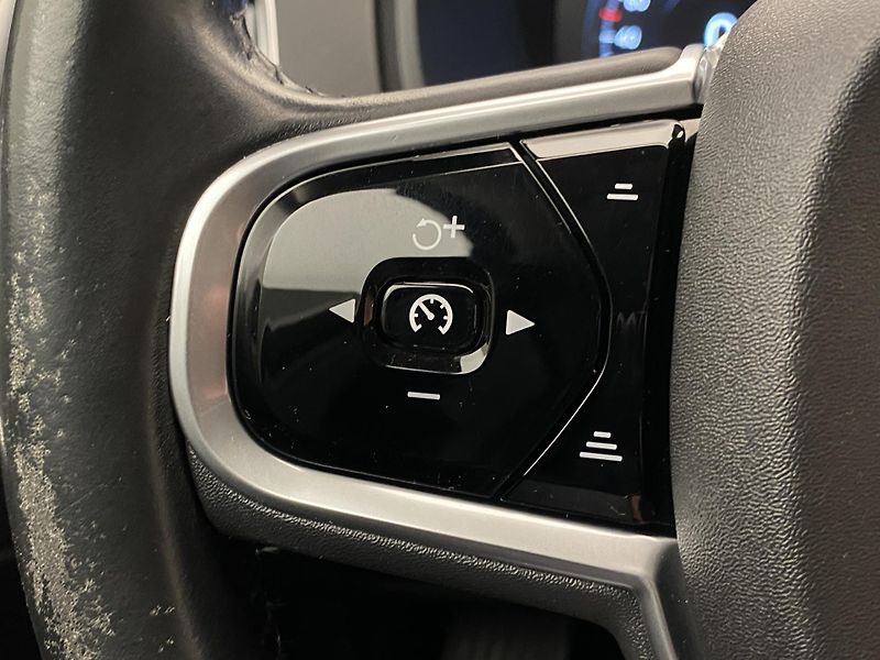 Volvo XC90 D5 AWD MOMENTUM AUT REZERVACE - fotka 19 z 46