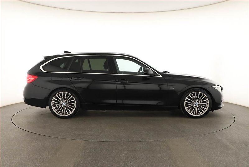 BMW Řada 3 (2016) 320 d, Navi, Tempomat - fotka 6 z 20