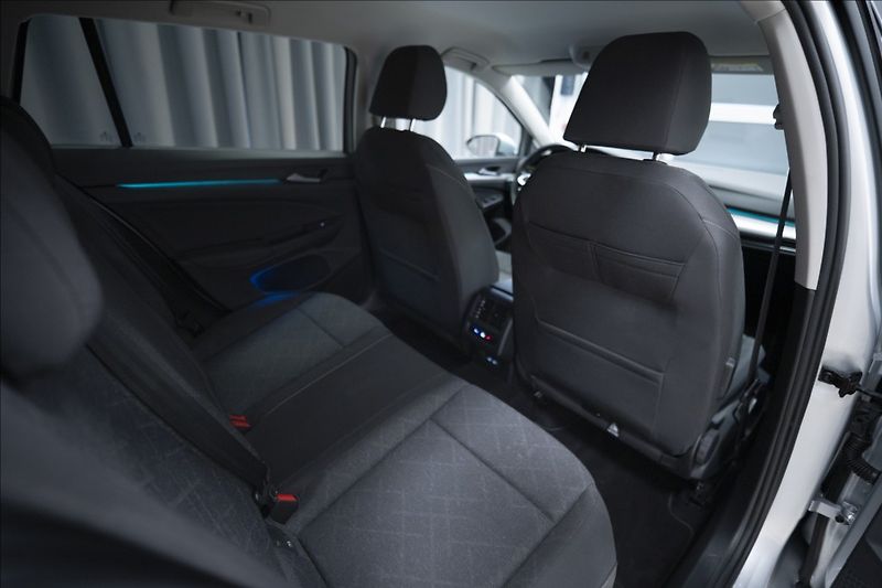 Volkswagen Golf 1,5 eTSI DSG KAMERA VÝHŘEV ČR - fotka 10 z 45