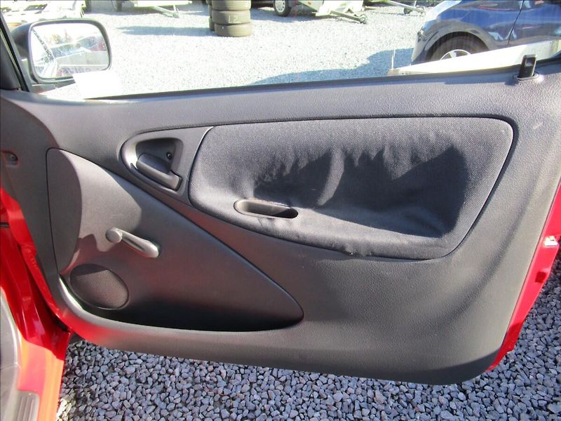 Toyota Yaris 1.0VVT-i Terra KLIMA - fotka 19 z 35