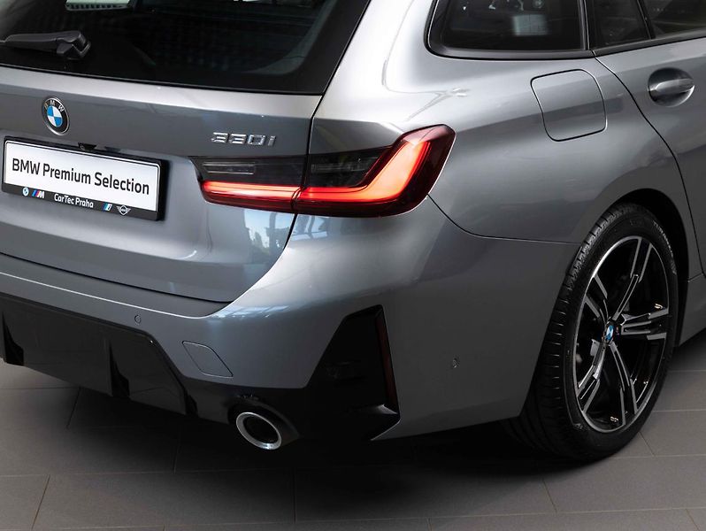 BMW Řada 3 330i xDrive Touring - fotka 9 z 21