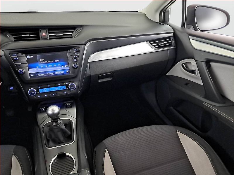 Toyota Avensis (2016) 2.0 D-4D, Navi, Tempomat - fotka 8 z 20