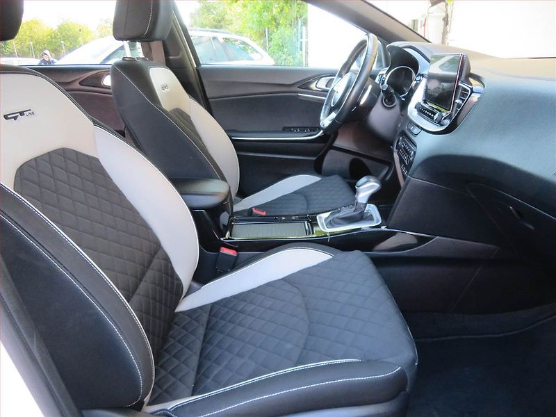 Kia Ceed (2021) GT Line 1.6 CRDi MHEV, Automat - fotka 9 z 17