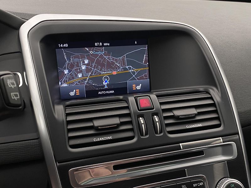 Volvo XC60 D5 AWD R-DESIGN AUT REZERVACE - fotka 42 z 52