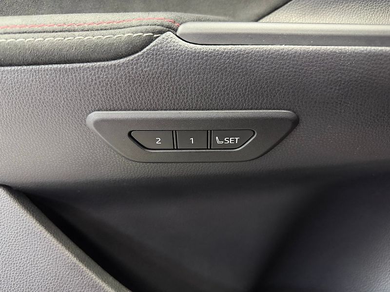 Toyota C-HR 2.0 PHEV e-CVT GR SPORT, ACC, - fotka 27 z 32