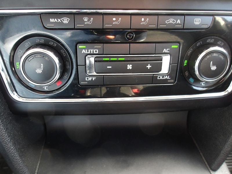 Škoda Superb 2,0TDi 103kW DSG ! ČR ! 2.MAJ. - fotka 25 z 45
