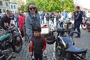 Stovka nablýskaných motocyklů a automobilů předválečné a meziválečné éry vyrazila v neděli z Horního náměstí v Přerově na spanilou jízdu regionem. Nejstarší účastnicí byla 88letá Libuše Šulcová. Vyrazila na motocyklu BSA 770 se sidecarem z roku 1928.