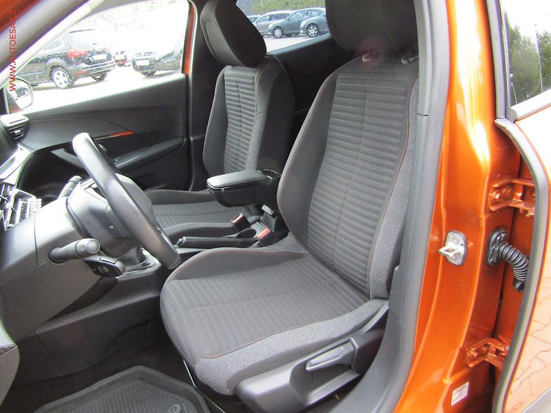 Peugeot 2008 (2022) 1.2PT, ČR, LED, park.čidla - fotka 9 z 22