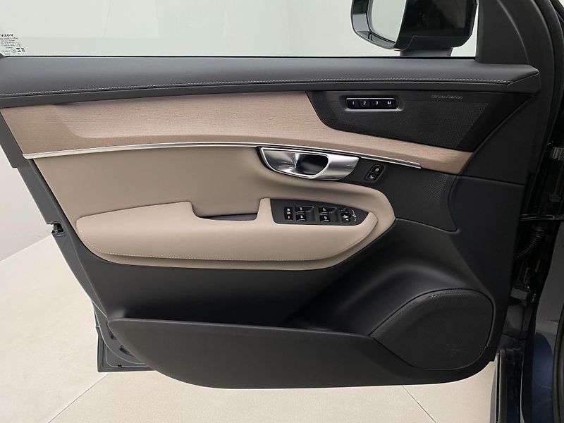 Volvo XC90 (2025) T8 AWD Plug-in DARK ULTRA - fotka 7 z 75